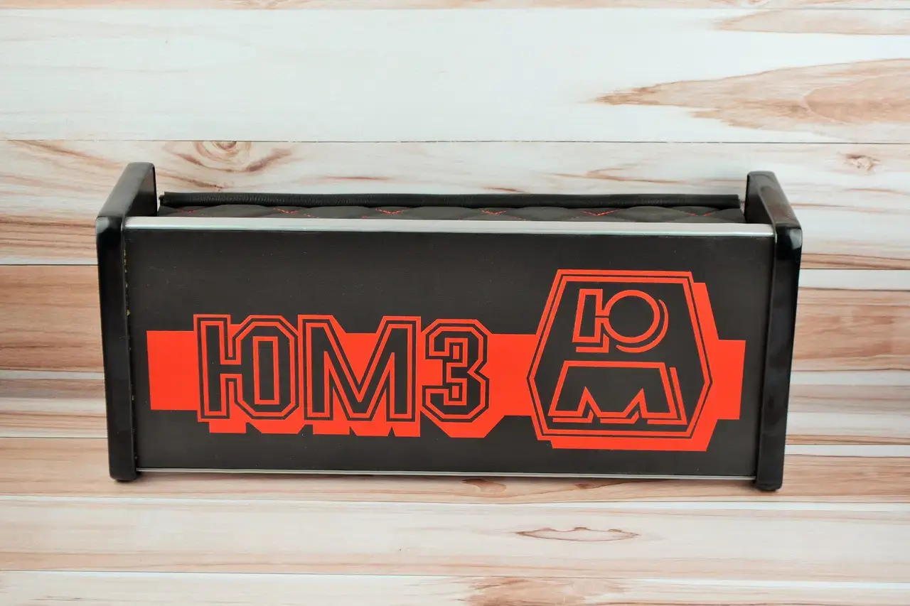 Полиця ЮМЗ в кабіну (з відкриванням, червоний напис) мала кабіна