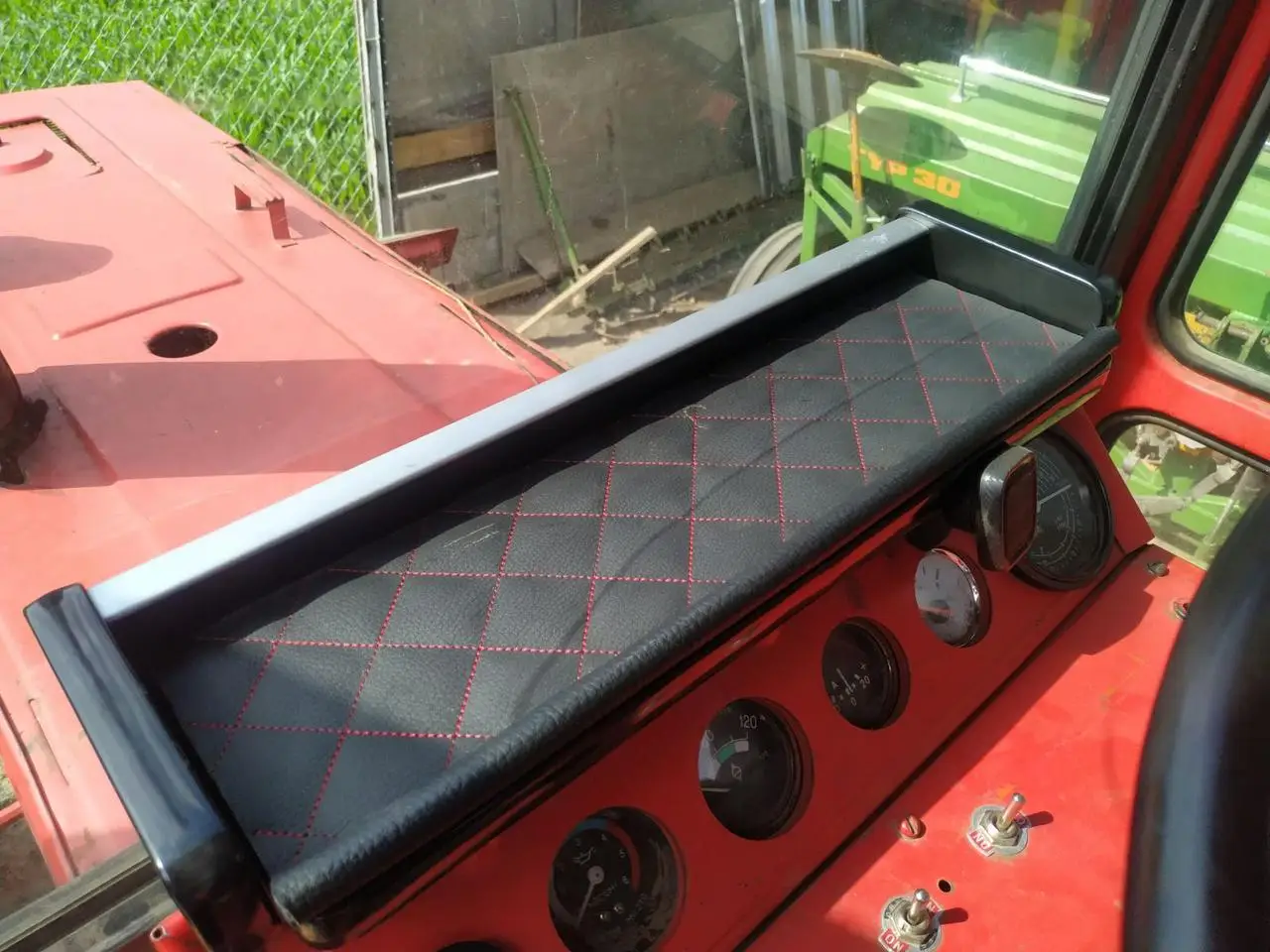 Полиця ЮМЗ в кабіну (з відкриванням) велика кабіна