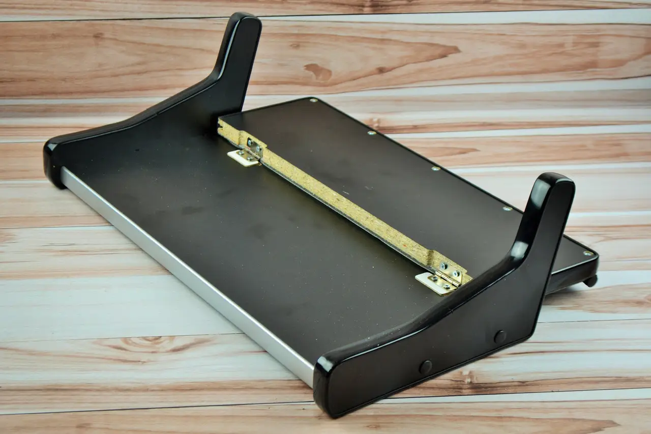 Полиця ЮМЗ в кабіну (з відкриванням, зелений напис) мала кабіна