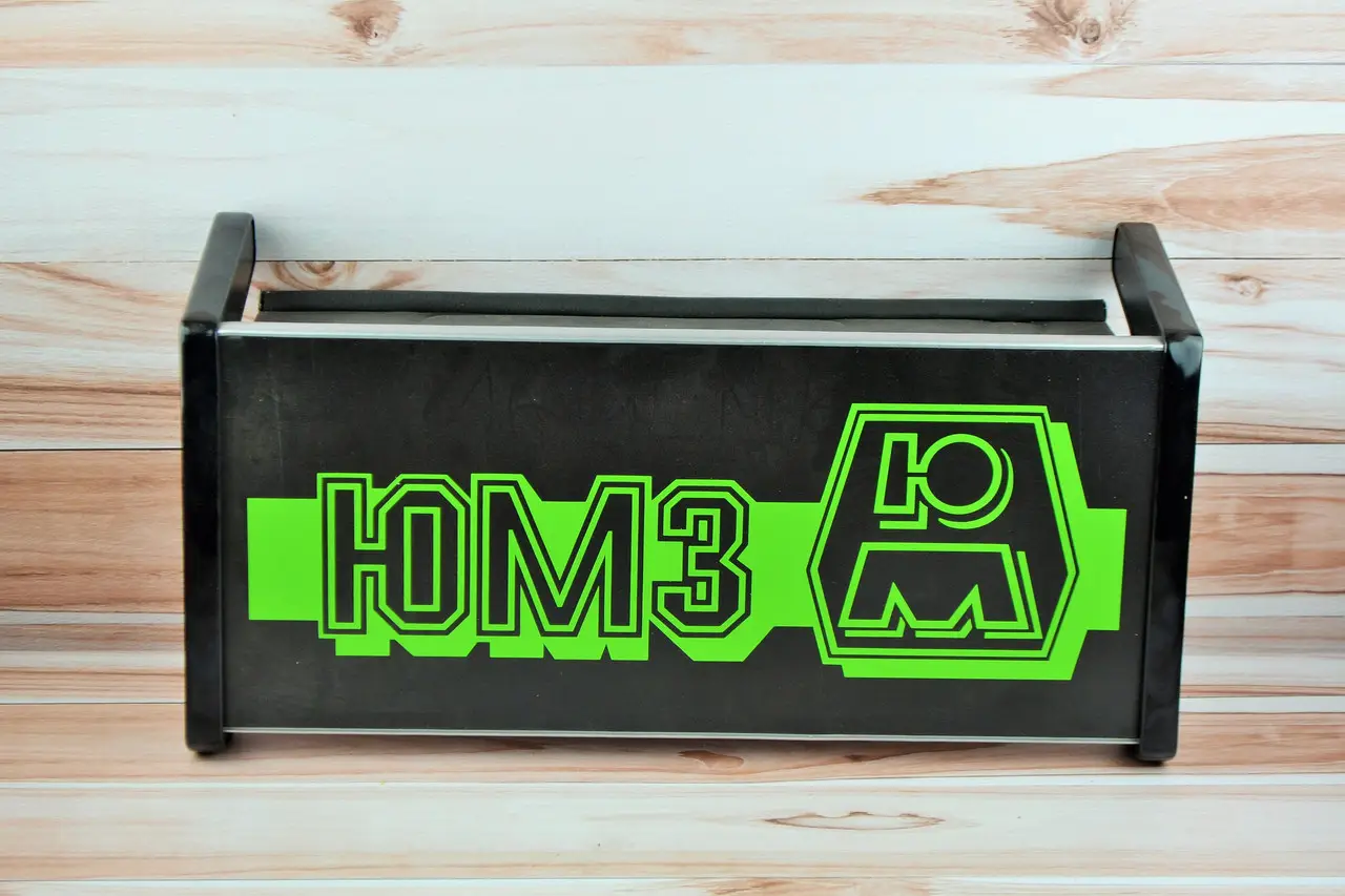 Полиця ЮМЗ в кабіну (з відкриванням, зелений напис) мала кабіна